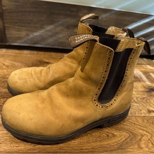 Blundstones women’s size 9- camel color